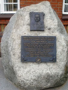 Białowieża. Głaz z tablicą pamiątkową ku czci Adama Loreta