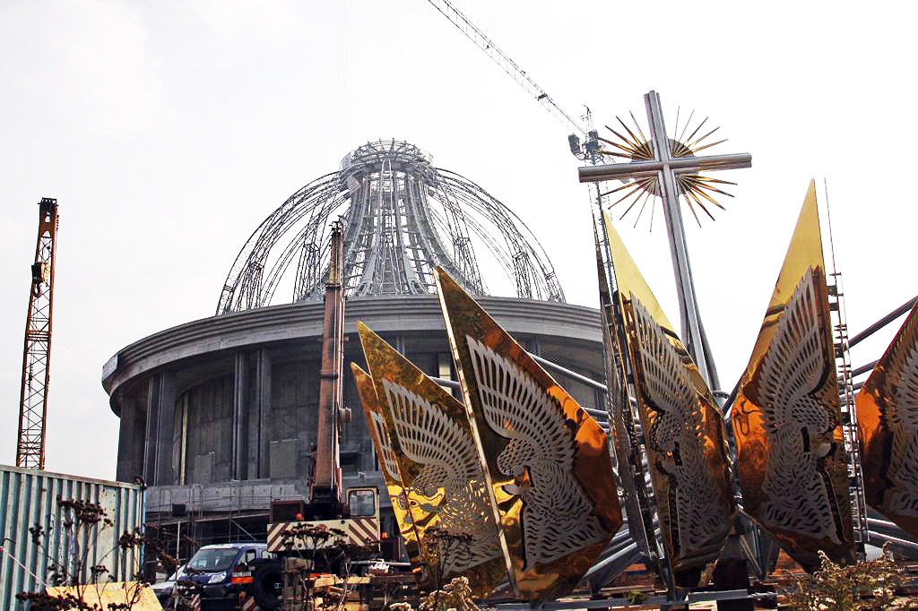 Budowana Świątynia z koroną BIG