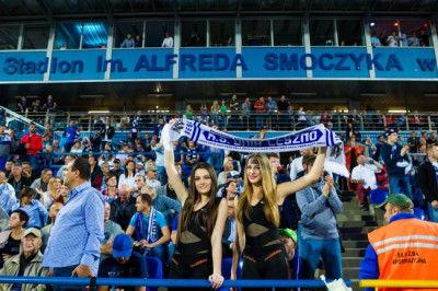Kibice i hostessy