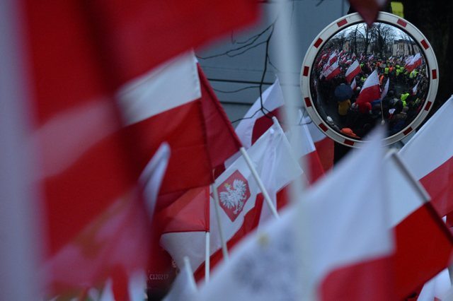 manifestacja polskie flagi