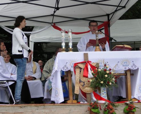 msza-swieta-w-zmiacej-na-wzgorzu-cuprowka-upamietniajaca-zolnierzy-podziemia-niepodleglosciowego-po-ii-wojnie-swiatowej-fot-pawel-pasionek-10-1280x768