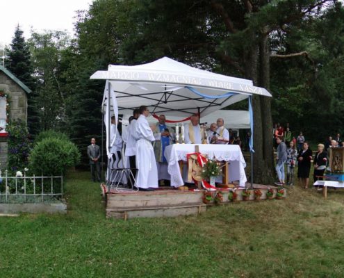msza-swieta-w-zmiacej-na-wzgorzu-cuprowka-upamietniajaca-zolnierzy-podziemia-niepodleglosciowego-po-ii-wojnie-swiatowej-fot-pawel-pasionek-13-1280x768