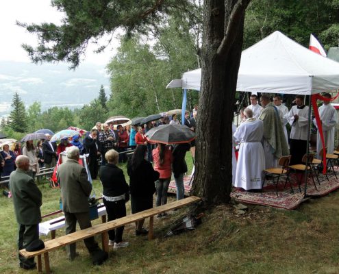 msza-swieta-w-zmiacej-na-wzgorzu-cuprowka-upamietniajaca-zolnierzy-podziemia-niepodleglosciowego-po-ii-wojnie-swiatowej-fot-pawel-pasionek-15-1280x768