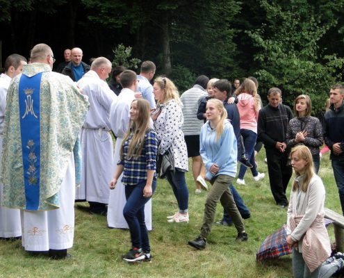msza-swieta-w-zmiacej-na-wzgorzu-cuprowka-upamietniajaca-zolnierzy-podziemia-niepodleglosciowego-po-ii-wojnie-swiatowej-fot-pawel-pasionek-16-1280x768