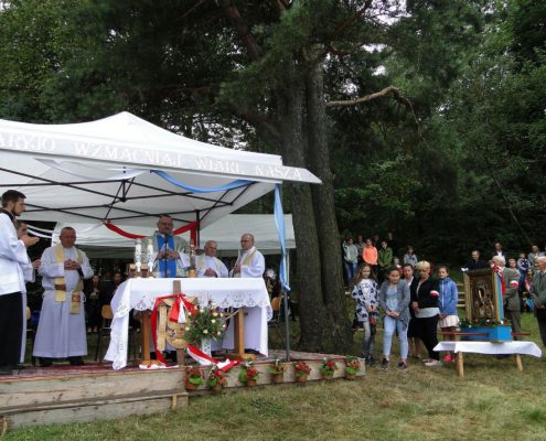 msza-swieta-w-zmiacej-na-wzgorzu-cuprowka-upamietniajaca-zolnierzy-podziemia-niepodleglosciowego-po-ii-wojnie-swiatowej-fot-pawel-pasionek-5-1280x768