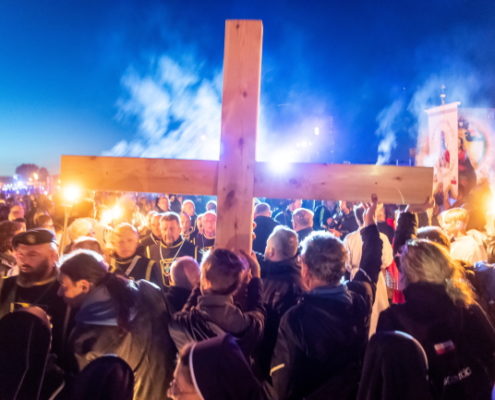 Droga Krzyżowa podczas akcji modlitewnej #PolskaPodKrzyżem na terenie lotniska Włocławek-Kruszyn (1)