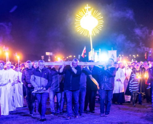 Droga Krzyżowa podczas akcji modlitewnej #PolskaPodKrzyżem na terenie lotniska Włocławek-Kruszyn (10)