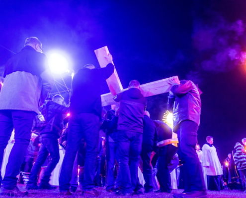 Droga Krzyżowa podczas akcji modlitewnej #PolskaPodKrzyżem na terenie lotniska Włocławek-Kruszyn (11)