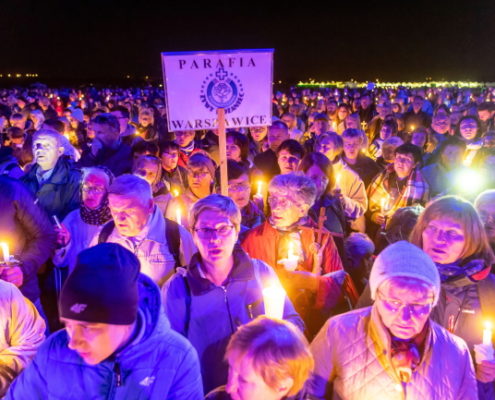 Droga Krzyżowa podczas akcji modlitewnej #PolskaPodKrzyżem na terenie lotniska Włocławek-Kruszyn (12)