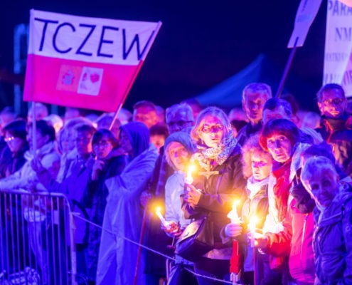 Droga Krzyżowa podczas akcji modlitewnej #PolskaPodKrzyżem na terenie lotniska Włocławek-Kruszyn (13)