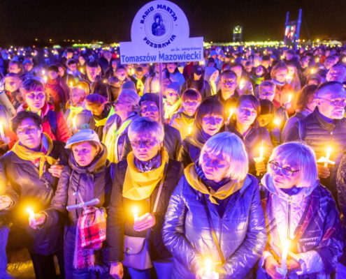 Droga Krzyżowa podczas akcji modlitewnej #PolskaPodKrzyżem na terenie lotniska Włocławek-Kruszyn (14)