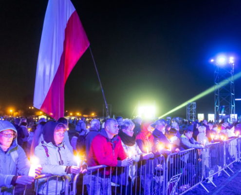 Droga Krzyżowa podczas akcji modlitewnej #PolskaPodKrzyżem na terenie lotniska Włocławek-Kruszyn (16)