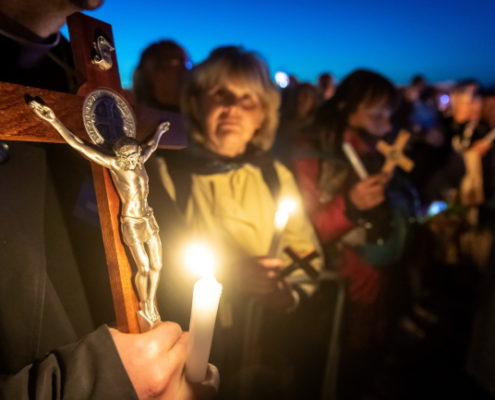 Droga Krzyżowa podczas akcji modlitewnej #PolskaPodKrzyżem na terenie lotniska Włocławek-Kruszyn (3)