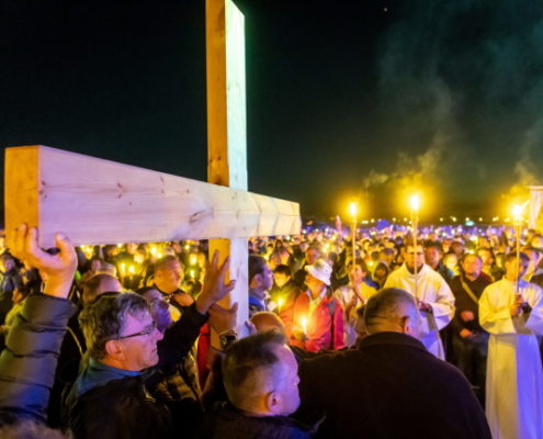Droga Krzyżowa podczas akcji modlitewnej #PolskaPodKrzyżem na terenie lotniska Włocławek-Kruszyn (7)