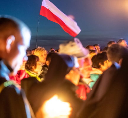 Droga Krzyżowa podczas akcji modlitewnej #PolskaPodKrzyżem na terenie lotniska Włocławek-Kruszyn (8)