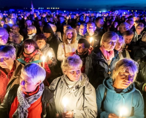 Droga Krzyżowa podczas akcji modlitewnej #PolskaPodKrzyżem na terenie lotniska Włocławek-Kruszyn (9)
