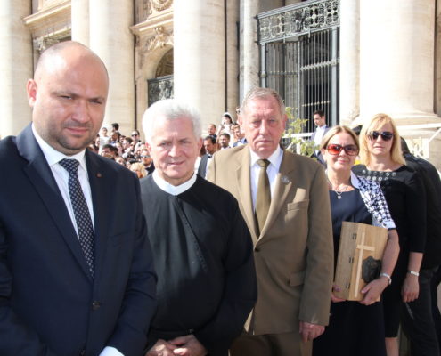 Prof. J. Szyszko wręczył Ojcu Świętemu dokumentację z konferencji poświęconej zrównoważonemu rozwojowi w świetle encykliki Laudato Si (11)