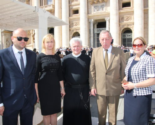 Prof. J. Szyszko wręczył Ojcu Świętemu dokumentację z konferencji poświęconej zrównoważonemu rozwojowi w świetle encykliki Laudato Si (21)