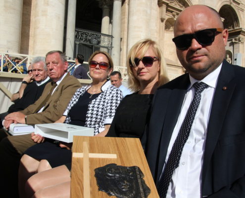 Prof. J. Szyszko wręczył Ojcu Świętemu dokumentację z konferencji poświęconej zrównoważonemu rozwojowi w świetle encykliki Laudato Si (8)