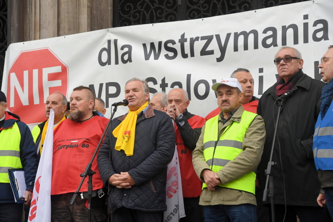 Hutnicy pikietują przed hutą ArcelorMittal w Krakowie (2)