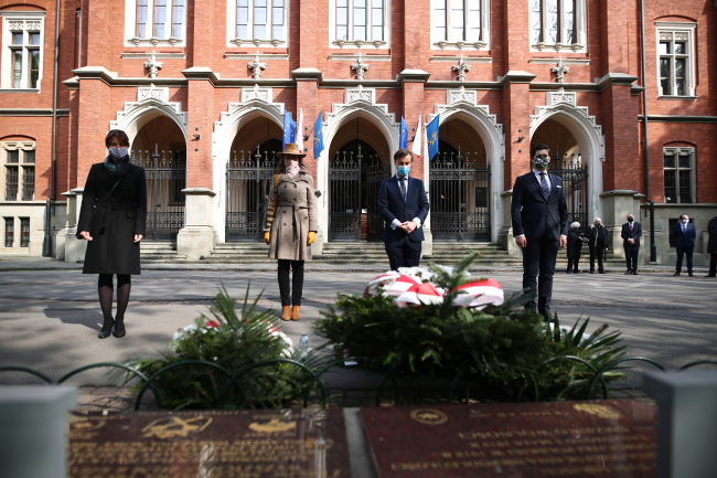 Uroczystości złożenia kwiatów pod Dębem Wolności, przed siedzibą Collegium Novum, dla uczczenia 75. rocznicy wyzwolenia obozów w Krakowie (1)