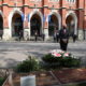 Uroczystości złożenia kwiatów pod Dębem Wolności, przed siedzibą Collegium Novum, dla uczczenia 75. rocznicy wyzwolenia obozów w Krakowie (4)