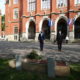 Uroczystości złożenia kwiatów pod Dębem Wolności, przed siedzibą Collegium Novum, dla uczczenia 75. rocznicy wyzwolenia obozów w Krakowie (5)