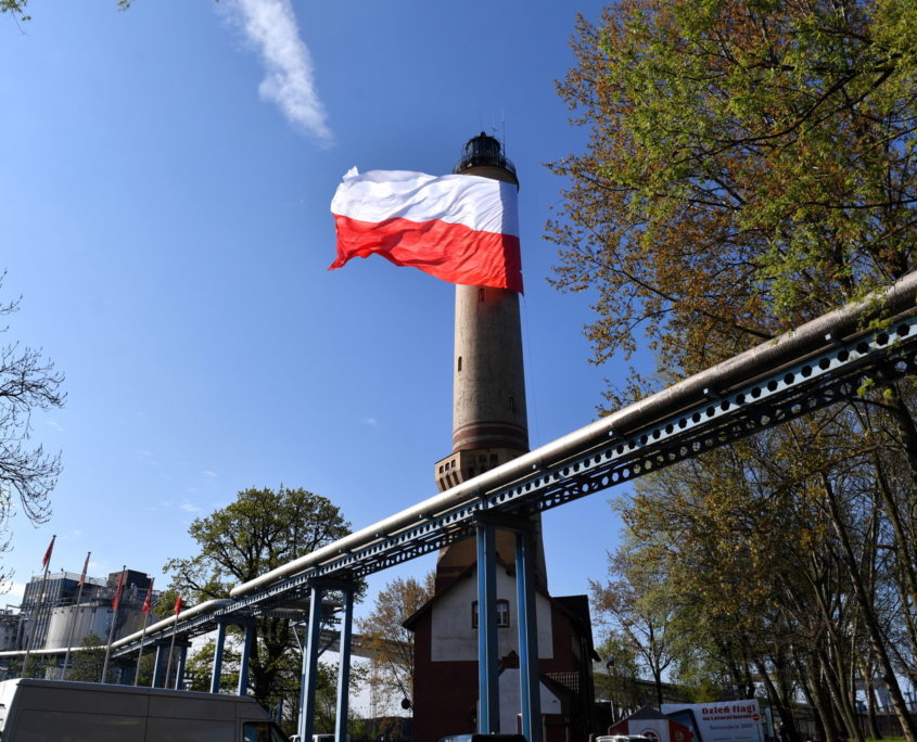 Największa flaga w Polsce zawisła na latarni morskiej w Świnoujściu w Dzień Flagi RP (1)