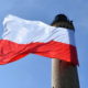 Największa flaga w Polsce zawisła na latarni morskiej w Świnoujściu w Dzień Flagi RP (2)