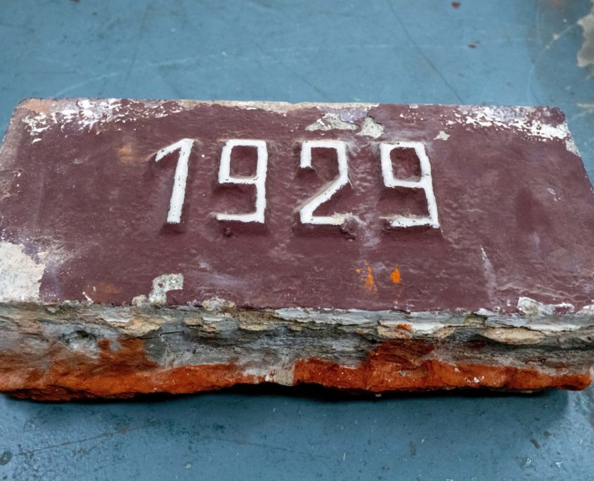 Akt erekcyjny w Muzeum Górnośląskim w Bytomiu wydobyty w odnalezionej tubie z dokumentami i archiwaliami razem z kamieniem węgielnym, wmurowanym 18 czerwca 1929 r (2)