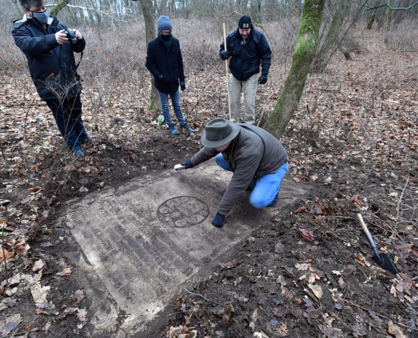 Barokowa płyta nagrobna znanego szczecińskiego ludwisarza Johanna Jacoba Mangoldta i jego żony Dorothei z 1699 roku na jednym z cmentarzy w Dąbiu w Szczecinie (6)