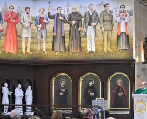 Powstanie Radia Maryja toruńskim wydarzeniem stulecia. Wręczenie pamiątkowej tablicy (11)