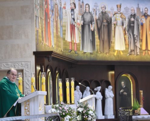 Powstanie Radia Maryja toruńskim wydarzeniem stulecia. Wręczenie pamiątkowej tablicy (14)