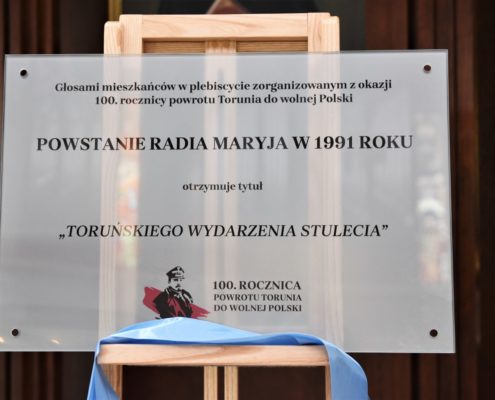 Powstanie Radia Maryja toruńskim wydarzeniem stulecia. Wręczenie pamiątkowej tablicy (24)