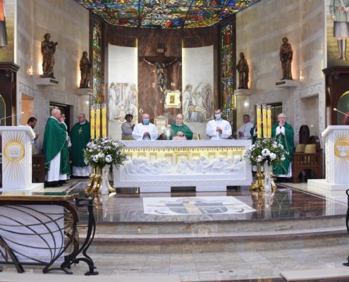 Powstanie Radia Maryja toruńskim wydarzeniem stulecia. Wręczenie pamiątkowej tablicy (8)