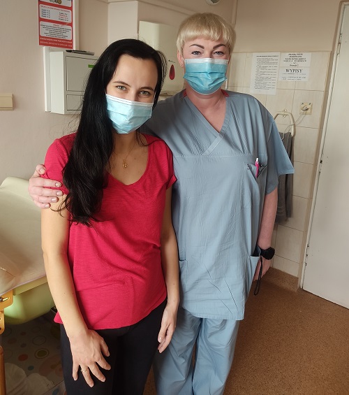Mama Nikosia Joanna Rokitnicka z kierownik Klinicznego Oddziału Położniczo Ginekologicznego dr n. med. Agatą Kuszerską, perinatologiem. (fot. Szpital Uniwersytecki w Zielonej Górze) Mama Nikosia Joanna Rokitnicka z kierownik Klinicznego Oddziału Położniczo Ginekologicznego dr n. med. Agatą Kuszerską, perinatologiem. fot. Szpital Uniwersytecki w Zielonej Górze