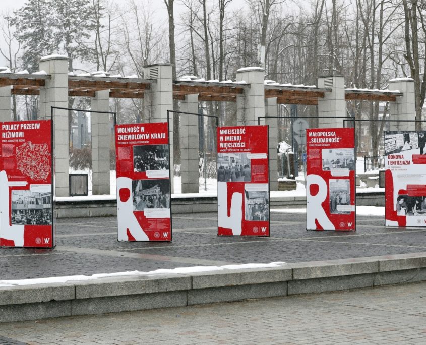 Nowo otwarta wystawa IPN „TU rodziła się »Solidarność«” na Placu Niepodległości (4)