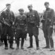 Żołnierze V Wileńskiej Brygady AK. Stoją od lewej: ppor. Henryk Wieliczko „Lufa”, por. Marian Pluciński „Mścisław”, mjr Zygmunt Szendzielarz „Łupaszka”, wachm. Jerzy Lejkowski „Szpagat”, por. Zdzisław Badocha „Żelazny”