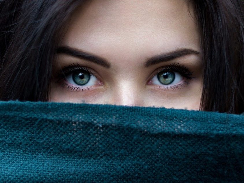 kobieta oczy tajemnica strach